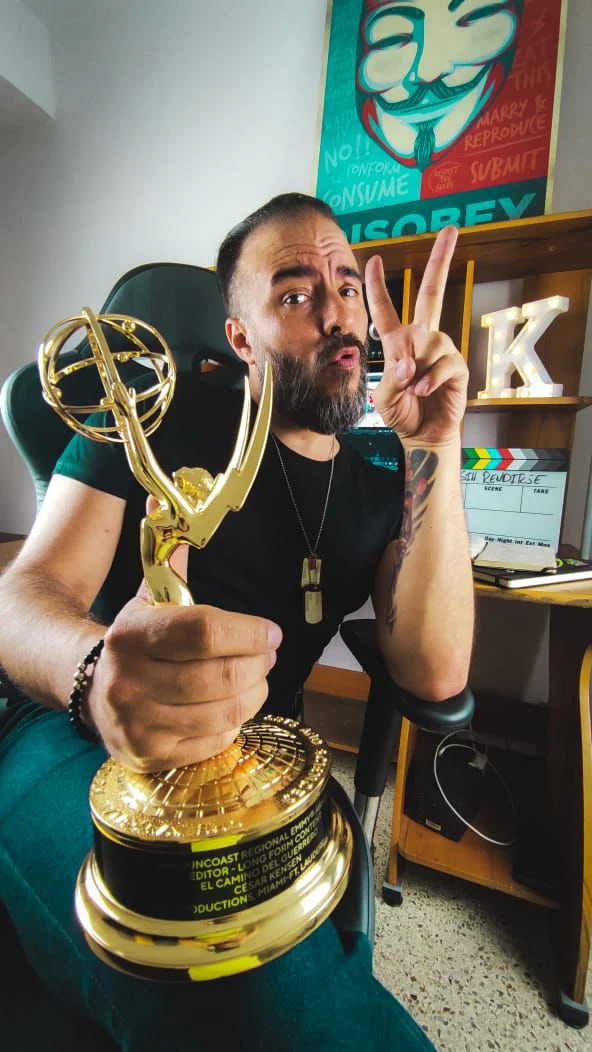 Cesar Kensen con su premio Emmy
