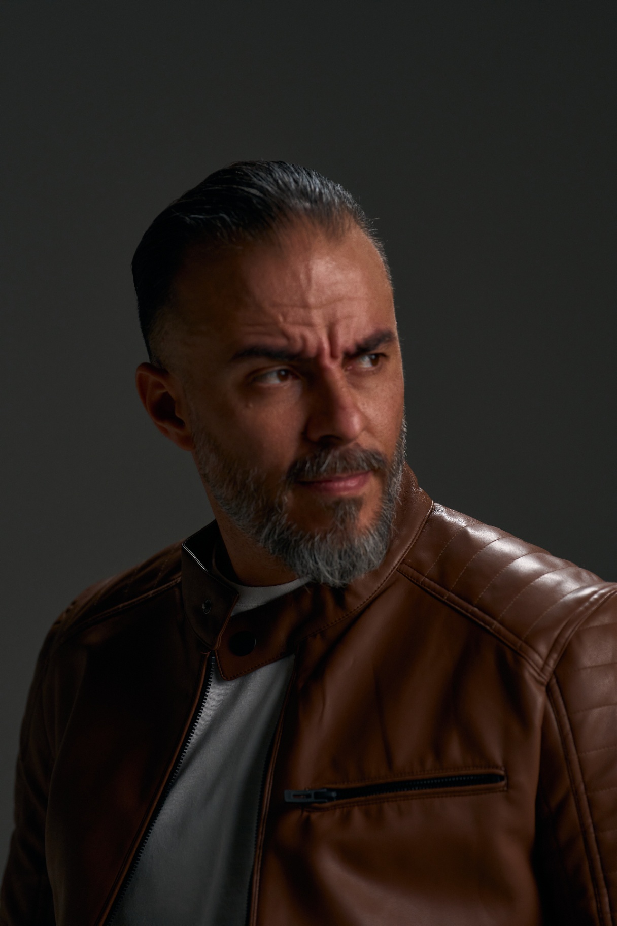 César Kensen en retrato con chaqueta café