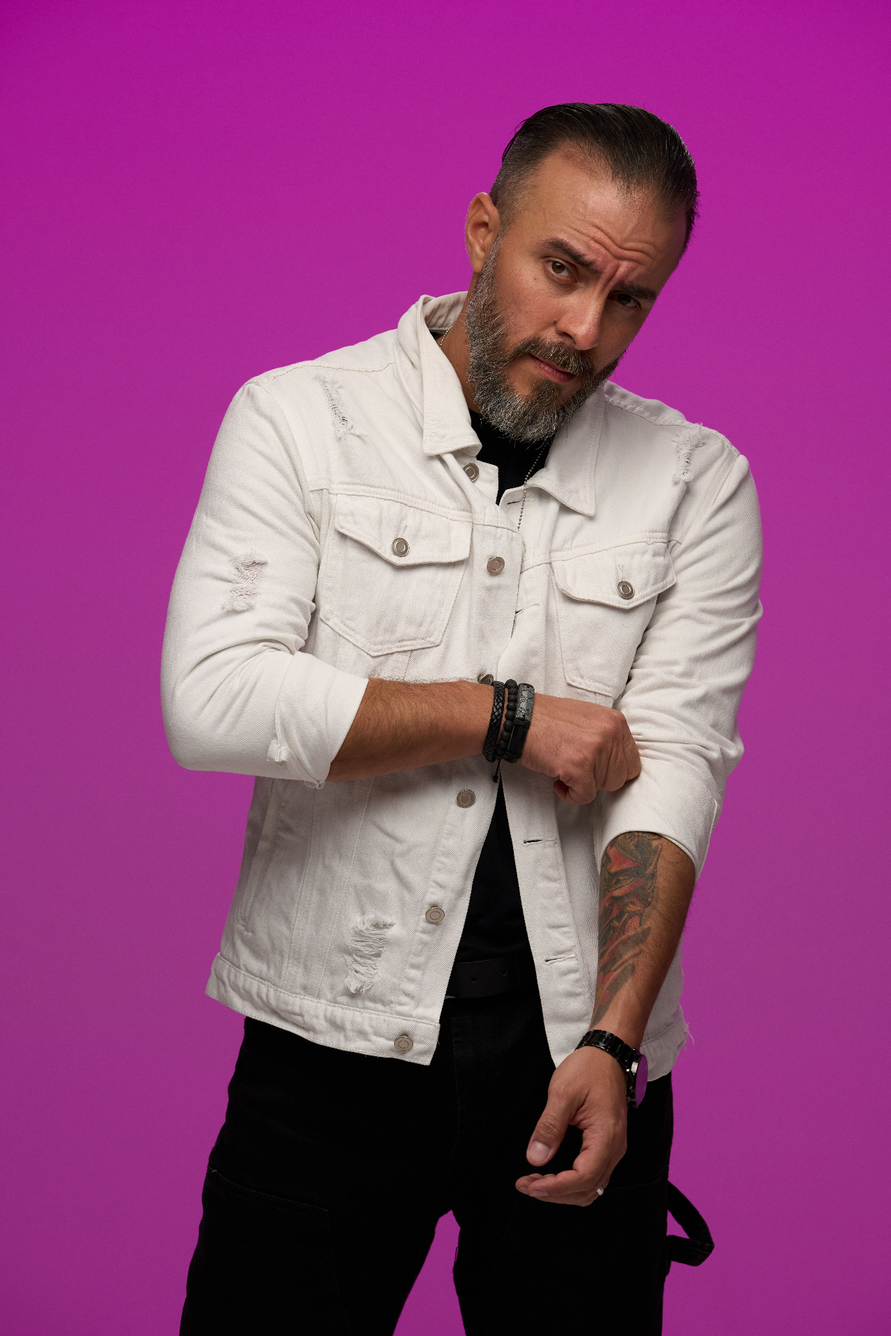 César Kensen sobre fondo fucsia
